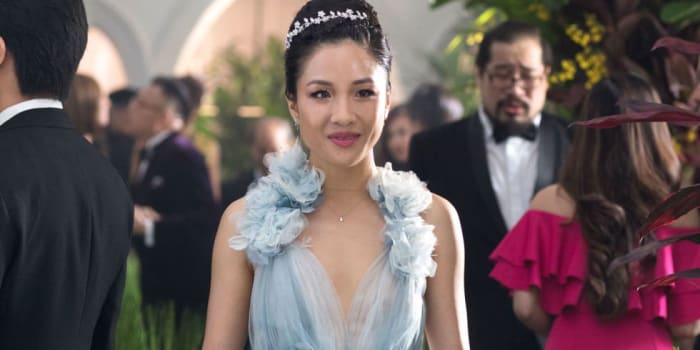 Constance Wu Rachel Chu Disney hercegnő hangulatot adott nekünk ebben az együttesben az Őrült gazdag ázsiaiak című filmben.