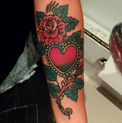 Kanya tatovering på underarmen er av Ozzy Otsby.