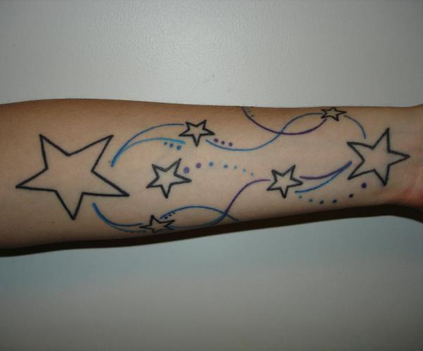 Tatovering av stjerner på underarmen