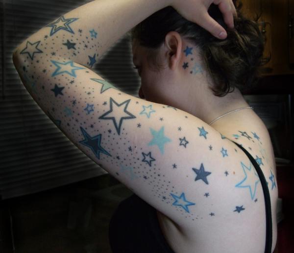 Csillag ujjú és hátsó tetoválás