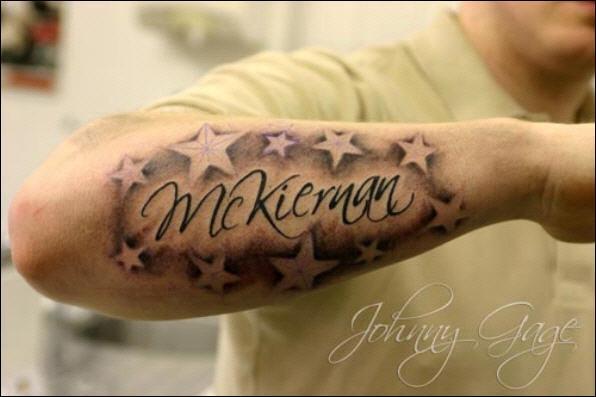 Skygge stjerner underarm tatovering