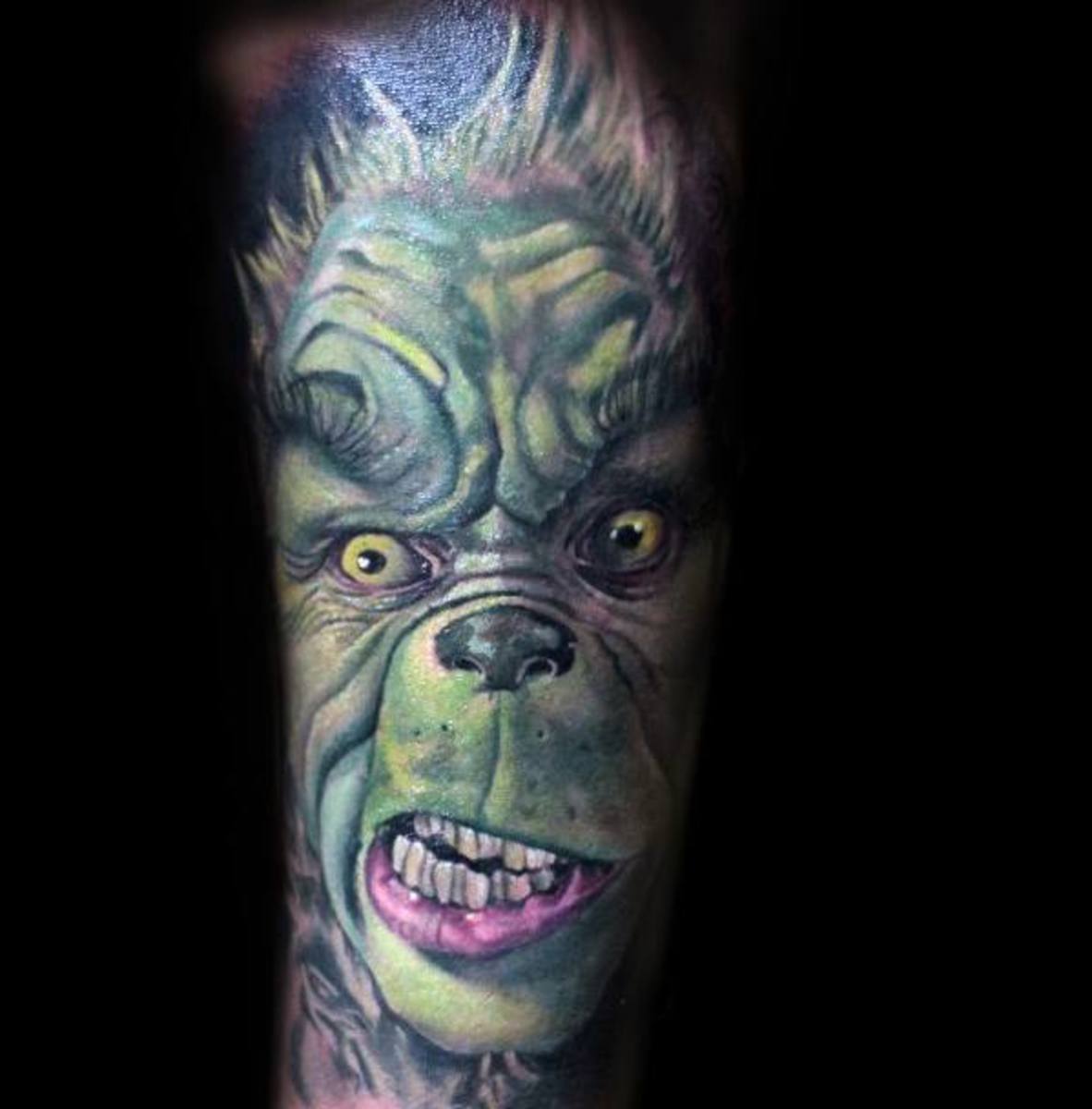 mann-med-kul-grinch-tatovering-ermet-design