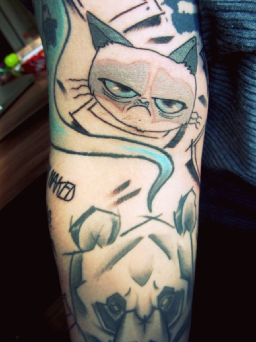 Gretten-katt-tatovering-på-arm-ermet
