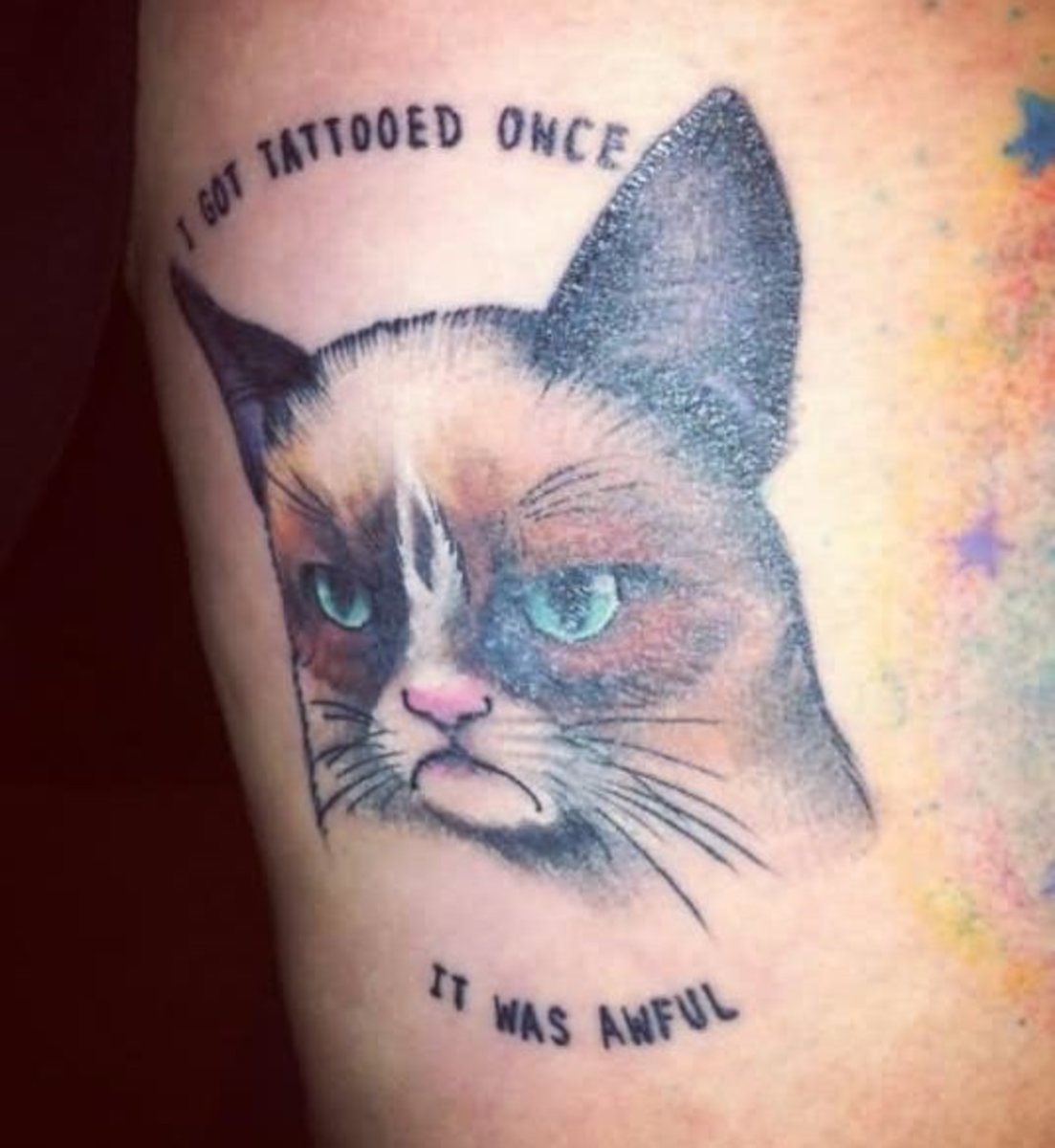 Mogorva-macska-mém-tetoválás