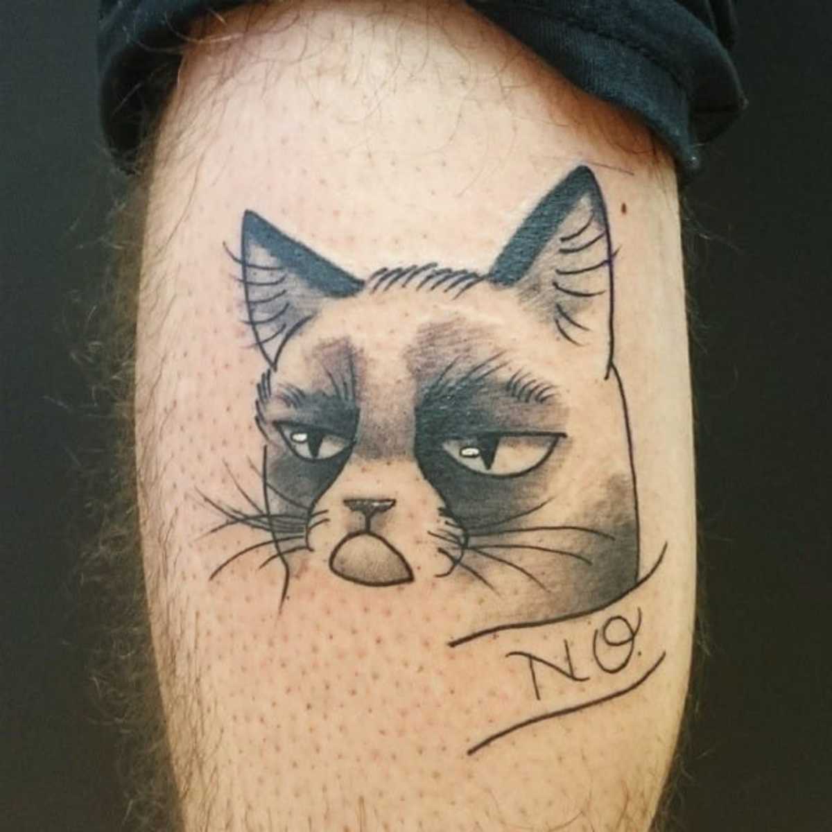 Grå-blekk-gretten-katt-hode-tatovering-av-Lva-Gustincic