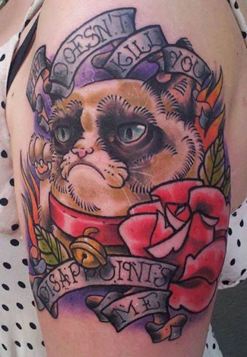 4_bannere-og-gretten-katt-tatovering-på venstre halv erme