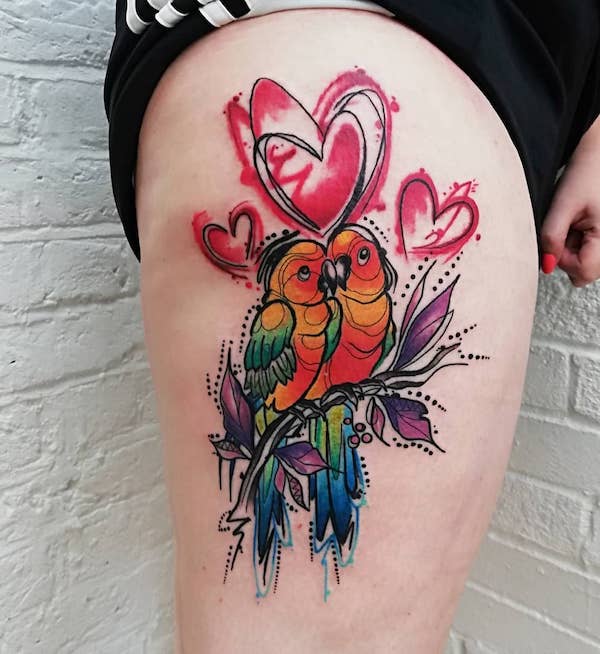 Akvarell lovebird tetoválás a combon