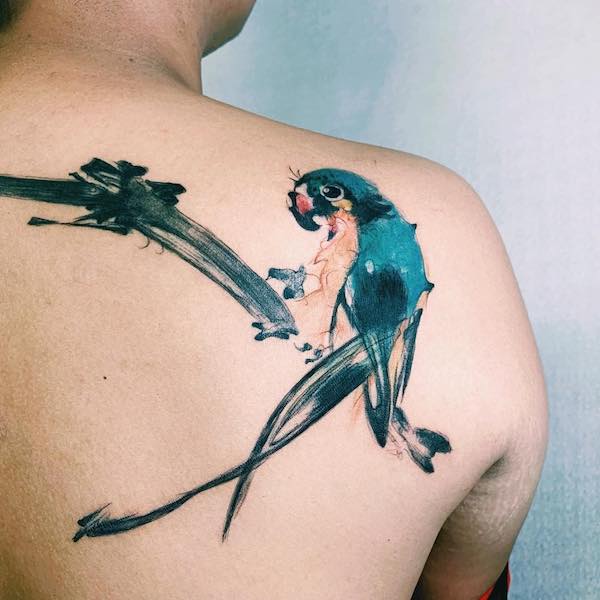 Zöld papagáj tetoválás a hátán
