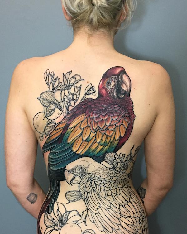 Ara tetoválás a hátán