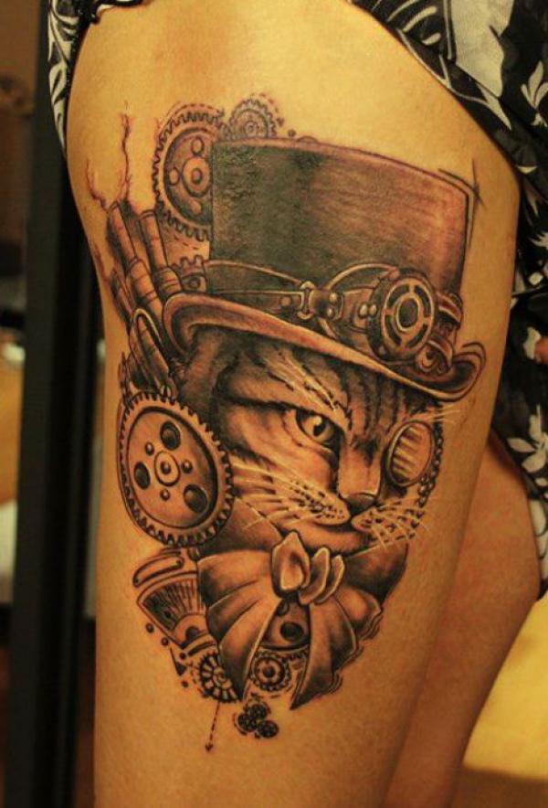 Fekete macska seriff tetoválás vintage steampunk stílusban a combon