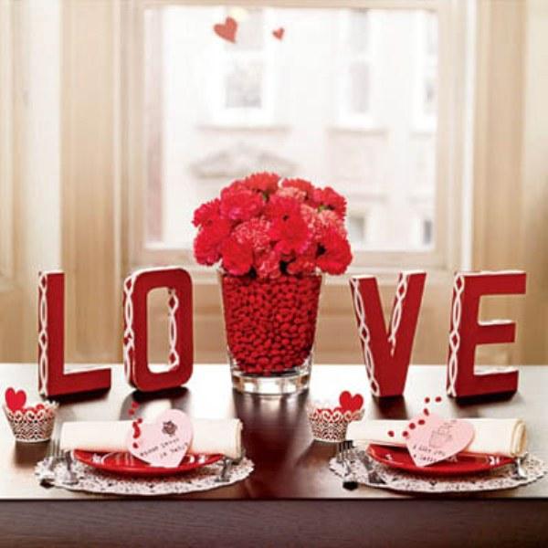 romantisk-bord-dekor-varianter-for-de-beste-valentines-dagen