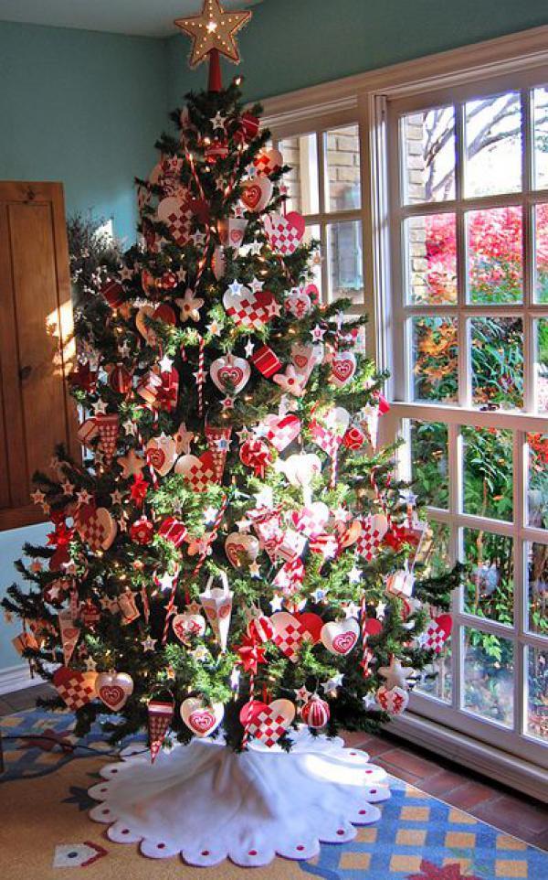 עץ חג מולד מקסים מגולף בקישוטים בגוונים אדומים עם גלידות לבבות