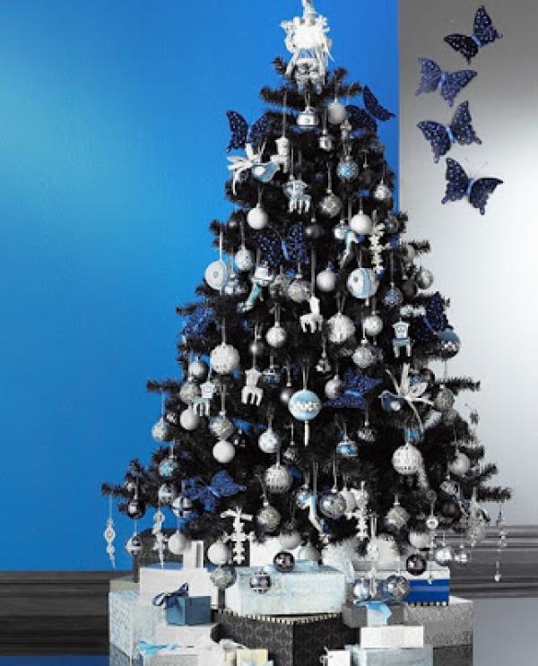 sølvblått juletre dekorert med ikke-tradisjonell ornamentpynt