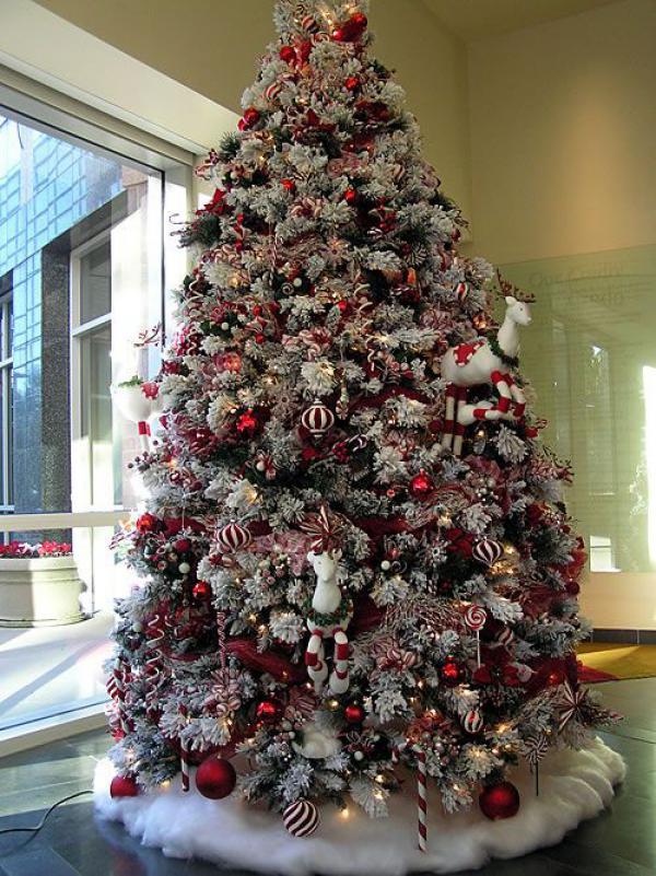 עץ חג המולד בגוון אדום לבן לילדים