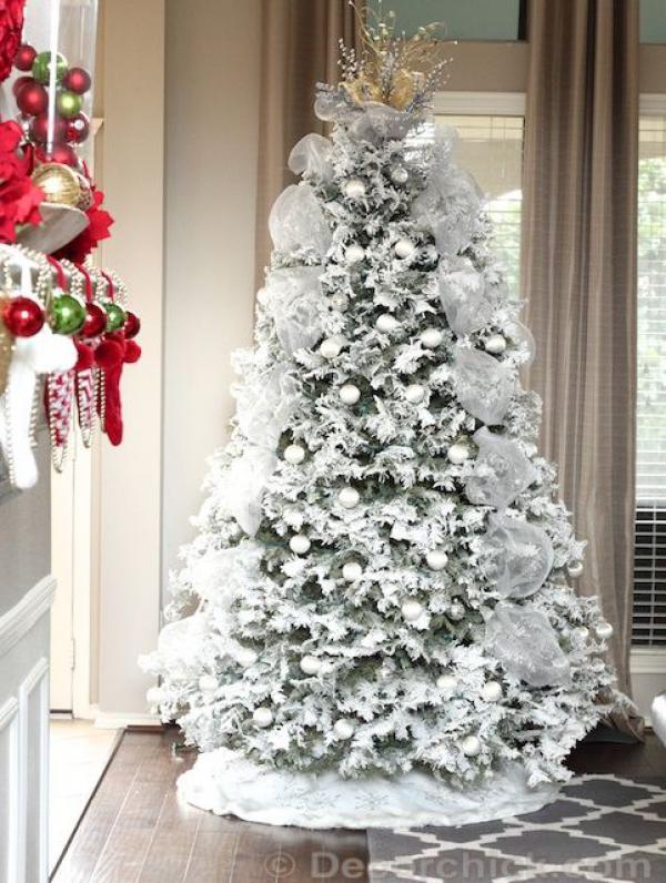 עץ חג המולד בעל נושא לבן המזכיר את חג השלג
