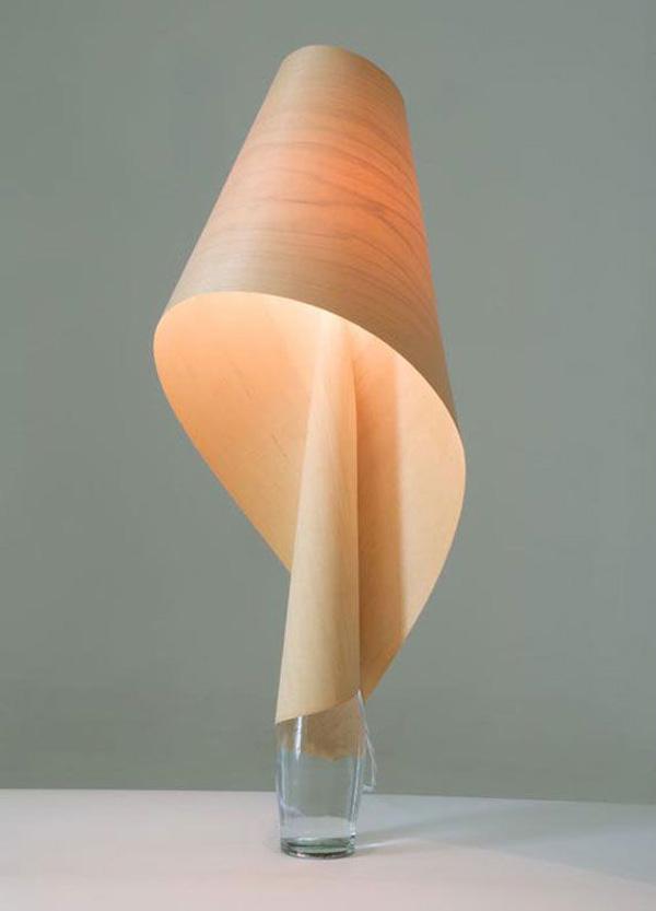 עיצוב מנורת שולחן ייחודי מקולף מעץ