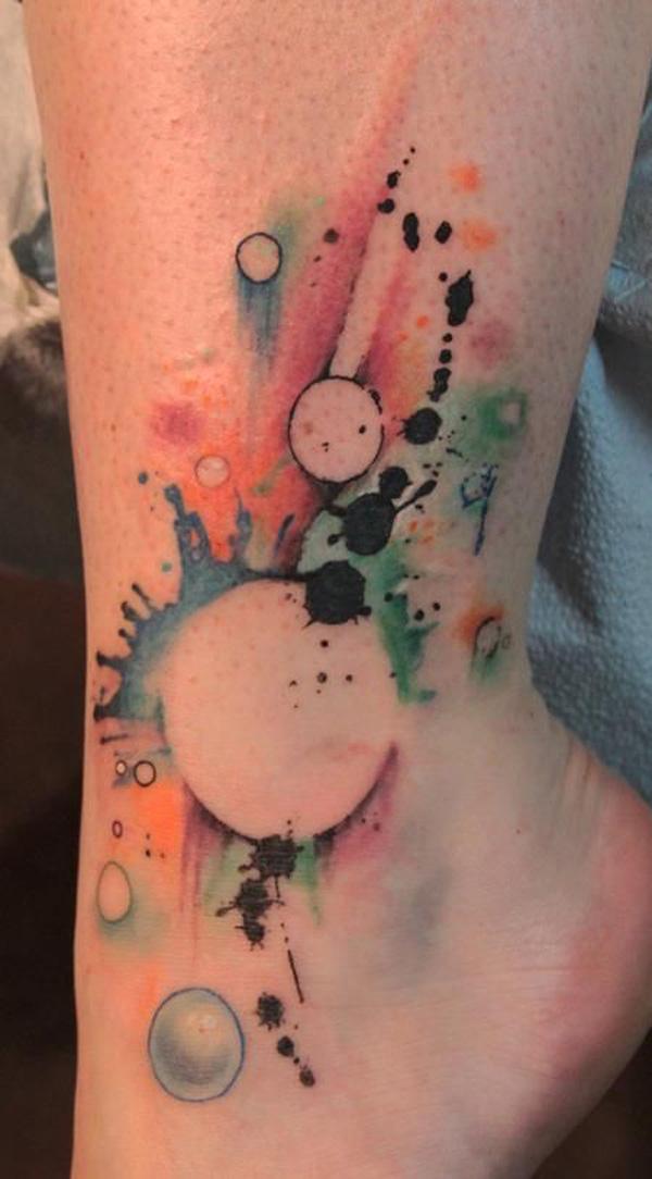 A Naprendszer ihlette akvarell tetoválás fröccsenő cseppekkel, mint a bolygók