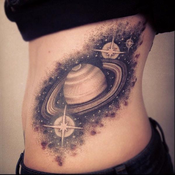 Fekete -fehér bolygó tetoválás a bordán