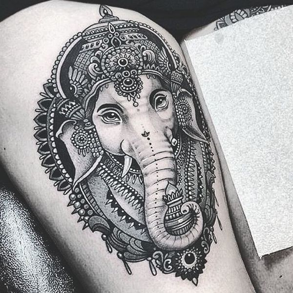 9 Fristende tatovering av elefanthodet på låret