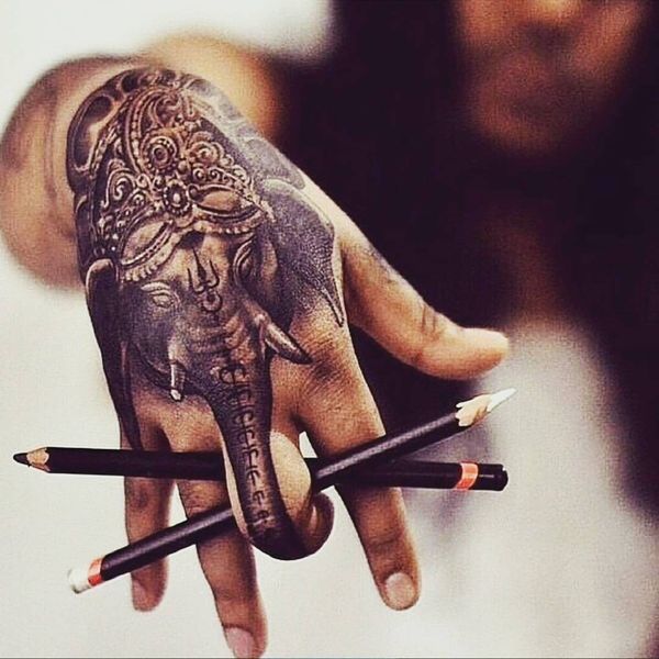 10 Magisk elefant -tatovering på hånden