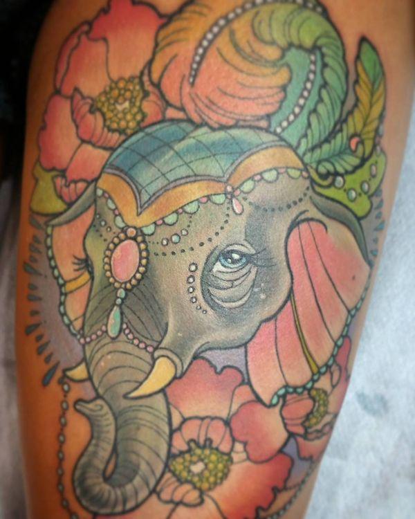 13 Fantastisk elefant -tatovering på kroppen