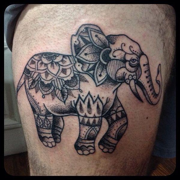 15 elefant -tatovering på dotwork -teknikk på låret