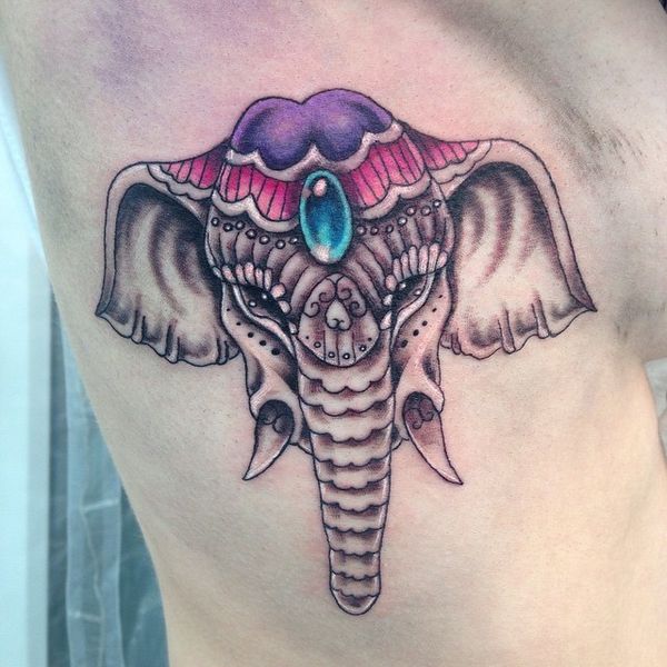 17 Grå perfekt elefanthode -tatovering på ribbeina