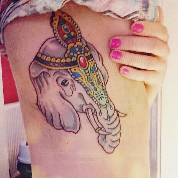 18 Pen elefant -tatovering på ribbeina med edelstener