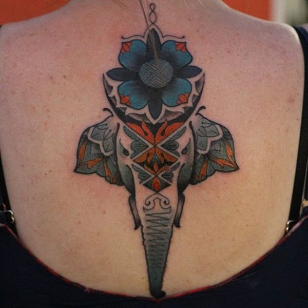 1 symmetrisk elefant -tatovering på ryggen