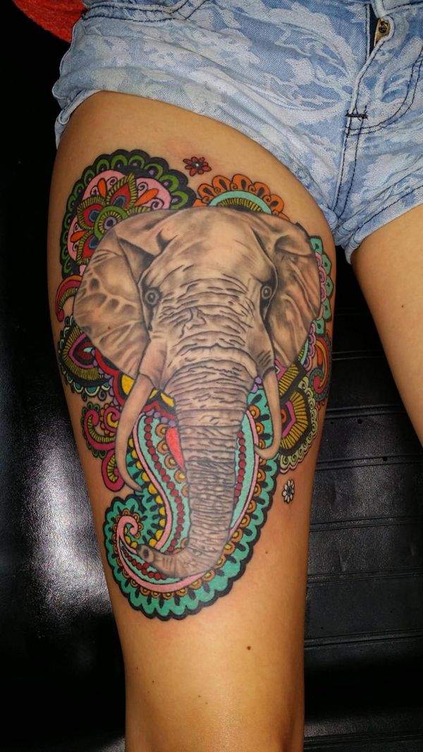 22 Elephant head tattoo i forskjellige stiler på låret