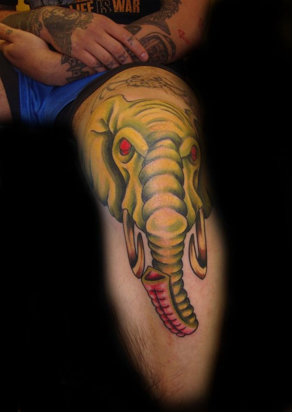32 Volumetrisk gul elefant -tatovering på beinet