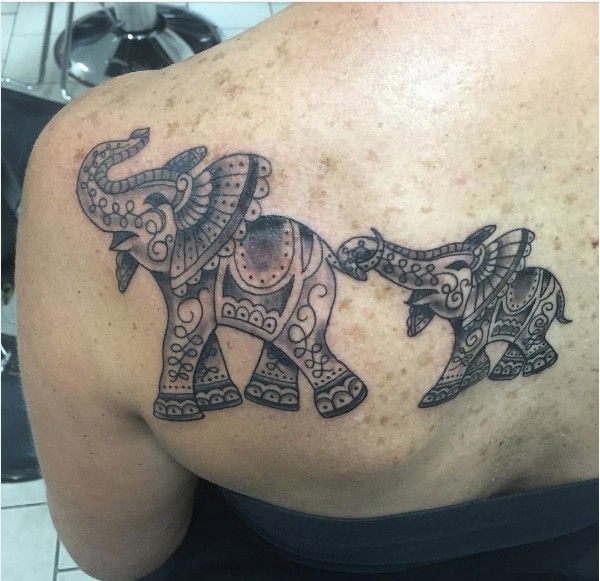 34 elefantfamilie tatovering på skulderbladet