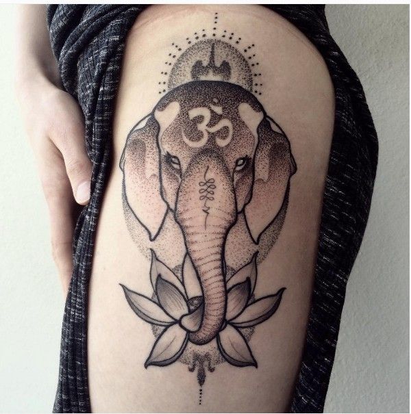 4 Svart og hvit symbolsk elefanttatovering med lotus
