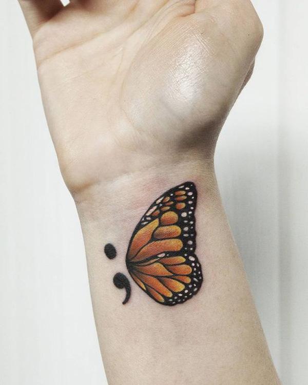 Semikolon og sommerfugl tatovering