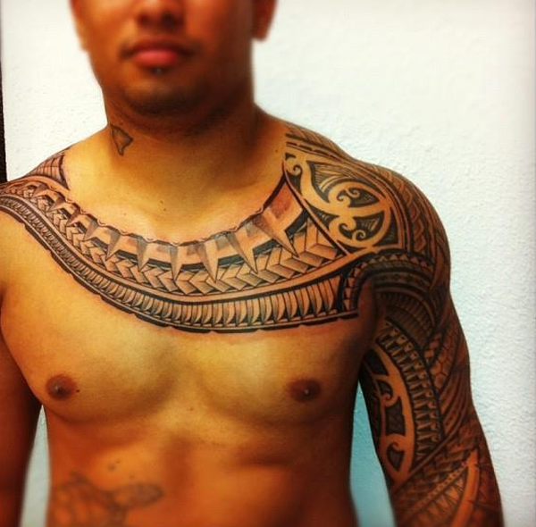 Samoansk brysttatovering for menn
