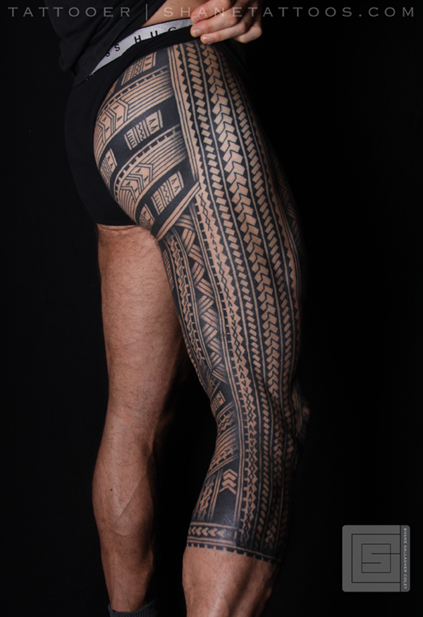 Polynesisk samoansk inspirert tatovering på benet