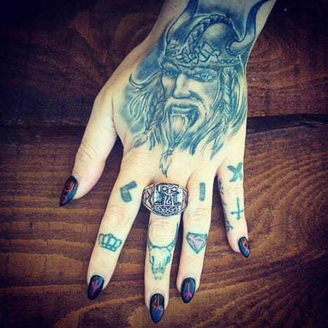 viking kéz tetoválás