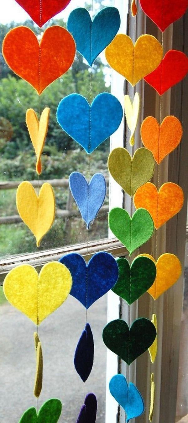 Hanging Rainbow Hearts - En fargerik filt dekorativ krans