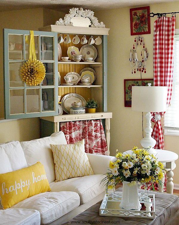 Sárga és piros nyaraló stílusú nappali dekoráció