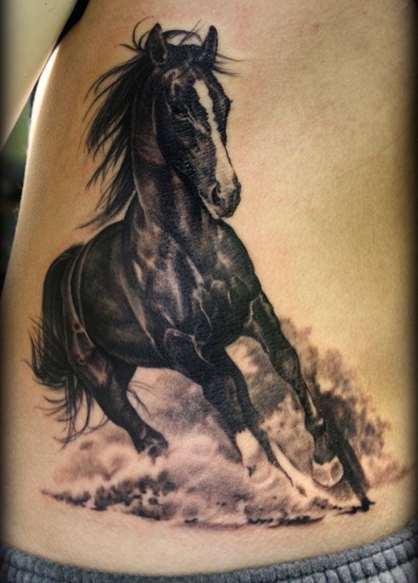 svart og hvit hest tatovering