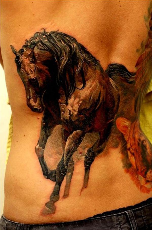 színes 3D -s ló tetoválás a hátán