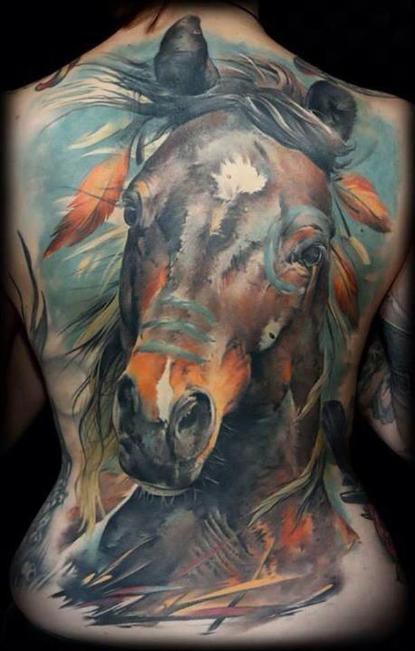 színes ló teljes hát tetoválás