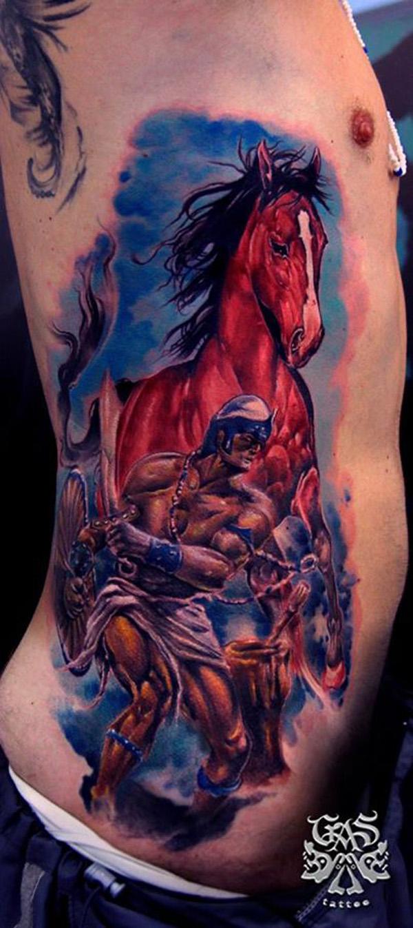 farget kriger med tatovering på hestsiden