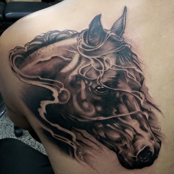 ló tetoválás a hátán