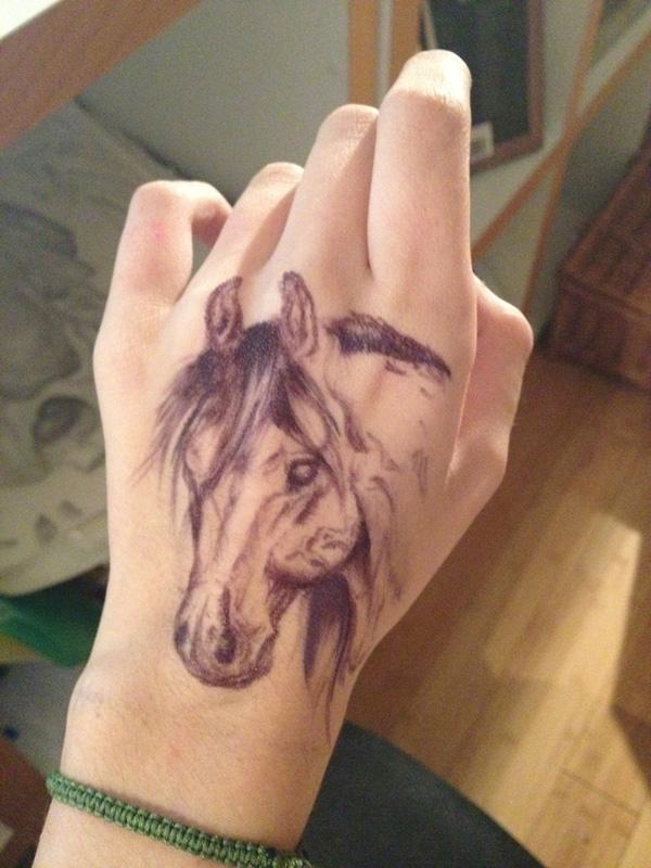 ló tetoválás a kezében