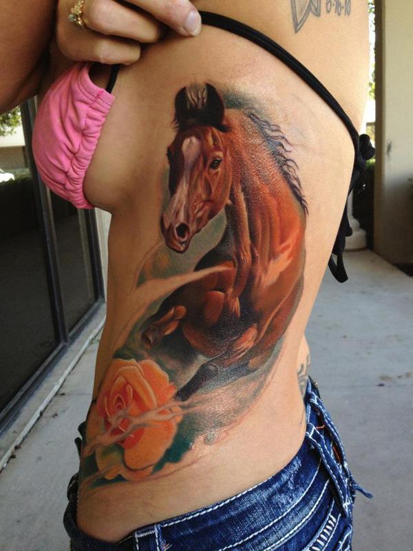 Ló tetoválás az oldalon