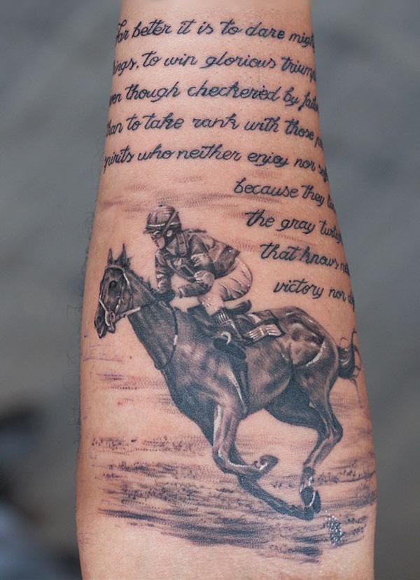 lóverseny és betűtípus tetoválás