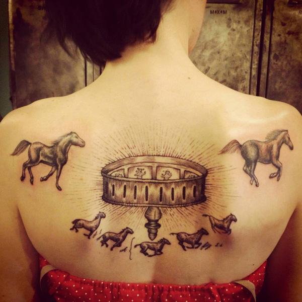 lovak tetoválása a hátán nőknek