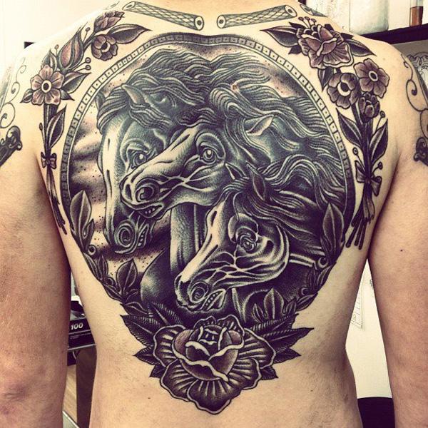 Retro ló tetoválás a hátán