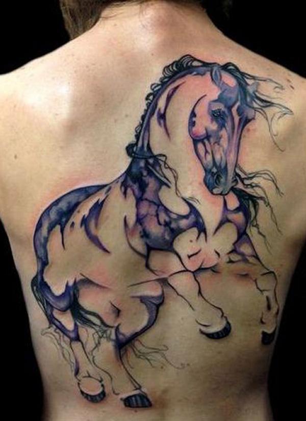 קעקוע סוס בצבעי מים על הגב